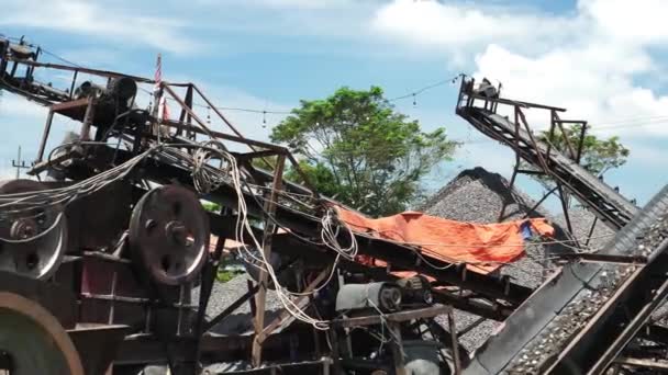 利用室外操作的机器粉碎和加工天然石料 — 图库视频影像
