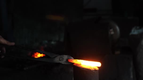 Vídeo Câmera Lenta Ferreiro Processo Forjar Ferro Usando Martelo Uma — Vídeo de Stock