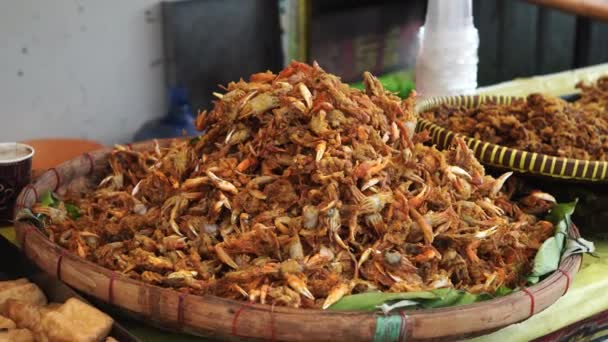 Gebratene Krabbe Auf Einer Bambuswinde Auf Dem Küchentisch Eines Straßenhändlers — Stockvideo
