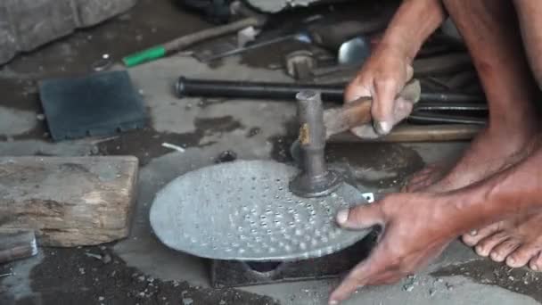 Traditionele Ijzerwerkplaats Met Arbeiders Die Handwerk Maken Van Aluminium — Stockvideo
