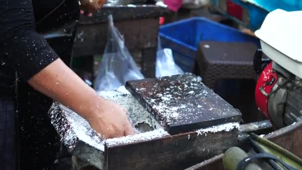 Tarcie Kokosa Pomocą Maszyny Jest Wykonywana Przez Indonezyjskie Kobiety — Wideo stockowe