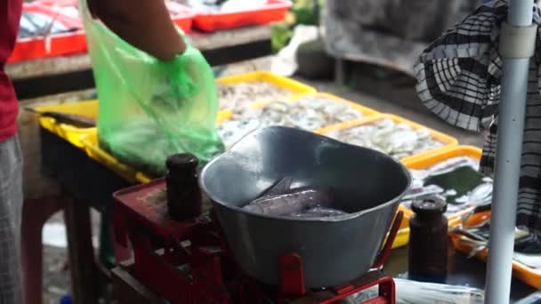 Comerciantes Peixe Nos Mercados Tradicionais Estão Pesando Peixe Fresco Usando — Vídeo de Stock