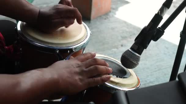 Instrumencie Perkusyjnym Nazwie Ketipung Gra Muzyk Który Towarzyszy Indonezyjskiej Piosence — Wideo stockowe