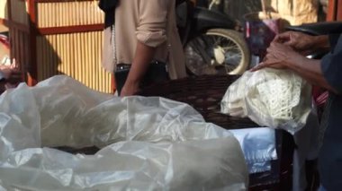 Kraker tüccarları müşterilerine siparişleri plastik poşetlerle vererek ustalıkla hizmet ederler.