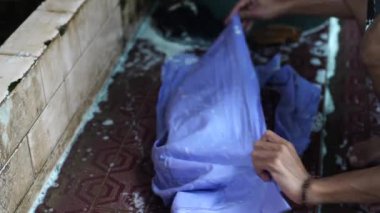 Çamaşırları banyoda elle yıkamak için fırça kullanıyoruz.