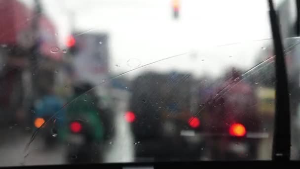Gerimis Jalan Dengan Tetesan Hujan Kaca Depan Jendela Mobil Dalam — Stok Video