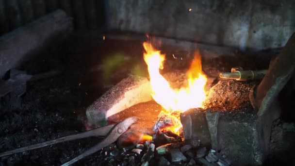 鉄板に木炭を燃やして火を燃やし 黒人の工房で炉を燃やした スローモーションビデオショット — ストック動画