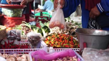 Geleneksel market tezgahlarında taze baharat ve sebzelerin yanı sıra günlük ihtiyaçlar satan etkinlikler