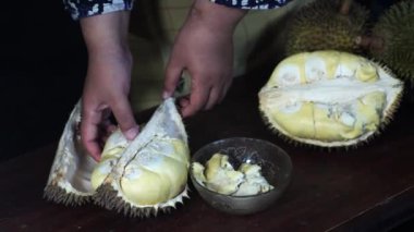 Durian meyvesi ya da Durio zibethinus soyuluyor ve bir kasede servis ediliyor.