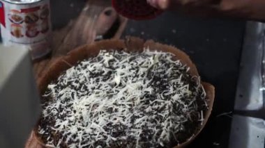 Bir sokak satıcısının mutfağında çikolatalı ve peynirli kek pişirmek.