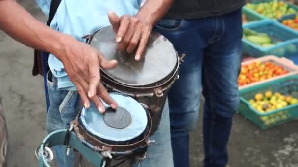 バッカやストリートミュージシャンは 街頭市場でケッピプン ダンガスと呼ばれる打楽器を演奏しています — ストック動画