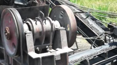 Tekerlek, maden işleme yerinde çalışan bir taş ezme makinesinde dönüyor.