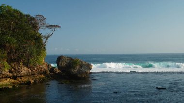 Sahilin güzel manzarasını mercan ve mavi ufuk kütleleriyle ve uçurumun kenarındaki yemyeşil bitkilerle göstermek, dinlenmek isteyen her kalpte doğanın dinginliğini çağrıştırıyor..