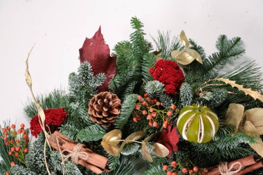 Beyaz arka planda süslemeleri olan güzel Noel çelengi, yakın plan.