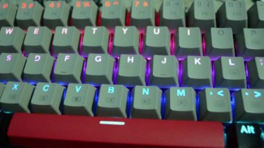 Karawang, 29 Ekim 2023, eşsiz rgb ışıkları olan gri klavye.