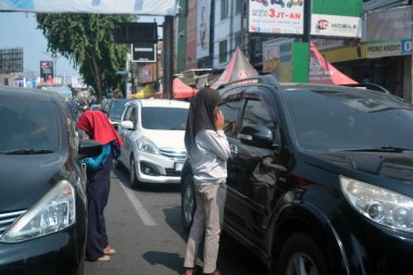 Karawang, 12 Kasım 2023, 2 bayan sokak çalgıcısı kırmızı ışıkta