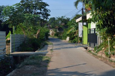 Karawang bölgesinde bir köyde yol