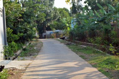 Karawang bölgesinde bir köyde yol