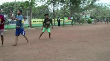 Karawang, 12 Kasım 2023, parkta futbol oynayan çocuklar.