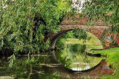 Nehrin üzerindeki eski tuğla köprü. Fotoğraf.