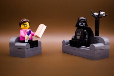 Varşova, Polonya, 19 Eylül 2023 Terapi için asla geç değildir. Onun için bile. Lego Star Wars minyatürleri ve diğer tüm tuğlalar LEGO Grubu tarafından yapıldı..