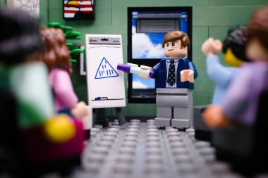 Varşova, Polonya, Eylül 1, 2023 ofis toplantısı. Lego minifigürü ve diğer tüm tuğlalar LEGO Grubu tarafından yapıldı..