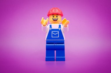 Varşova, Polonya, 25 Eylül 2023 Tadilat bittiği için mutlu musunuz? Lego minyatürleri ve diğer tüm tuğlalar LEGO grubu tarafından yapıldı.