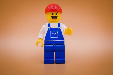 Varşova, Polonya, 25 Eylül 2023 Tadilat bittiği için mutlu musunuz? Lego minyatürleri ve diğer tüm tuğlalar LEGO grubu tarafından yapıldı.