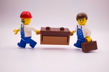 Varşova, Polonya, 25 Eylül 2023. Nakliye şirketi çalışanları. Lego minyatürleri ve diğer tuğlalar LEGO GROUP tarafından yapıldı..