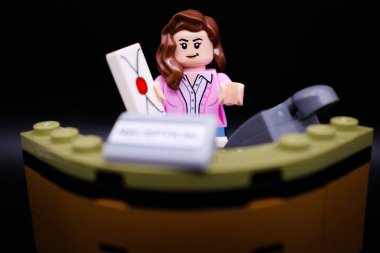 Varşova, Polonya, Eylül 1, 2023 Resepsiyonda ofis sekreteri. Lego minimalatı ve diğer tüm tuğlalar LEGO GROUP tarafından yapıldı..