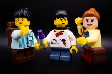 Varşova, Polonya, Eylül 1, 2023 Okula geri dön. Lego minimalini figürü ve diğer tüm tuğlalar LEGO GROUP tarafından yapıldı..