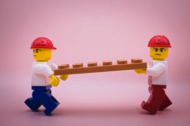 Varşova, Polonya, Eylül 1, 2023 Üzgünüm, inşaat halindeyiz! Lego minyatür figürü ve diğer tüm tuğlalar LEGO GROUP tarafından yapılır.