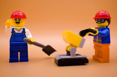 Varşova, Polonya, Eylül 1, 2023 Üzgünüm, inşaat halindeyiz! Lego minyatür figürü ve diğer tüm tuğlalar LEGO GROUP tarafından yapılır.