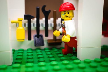 Varşova, Polonya, 9 Eylül 2023 Bakım işçisi. Lego minifigürü ve diğer tüm tuğlalar LEGO GROUP tarafından yapıldı..