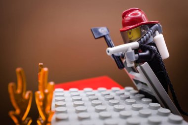Varşova, Polonya, 9 Eylül 2023. İtfaiyeci bina yangınını söndürüyor. Lego minimalatı ve diğer tüm tuğlalar LEGO GRUP tarafından yapılıyor..