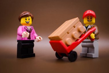 Varşova, Polonya, 9 Eylül 2023.Paket bir teslimatçı tarafından teslim ediliyor. Lego minimalatı ve diğer tüm tuğlalar LEGO GROUP tarafından yapılır..