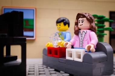 Varşova, Polonya, 9 Eylül 2023 TV 'nin önünde sıradan bir gün ve diğer tüm tuğlalar LEGO GRUP tarafından yapıldı..
