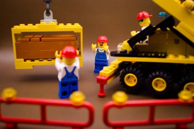 Varşova, Polonya, 9 Eylül 2023. Nakliye şirketi bazı büyük işleri hallediyor. Lego minyatür figürü ve diğer tuğlalar LEGO GROUP tarafından yapıldı..