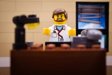 Varşova, Polonya, 9 Eylül 2023. Doktor ofisinde. Lego miniciği ve diğer tüm tuğlalar LEGO Grubu tarafından yapıldı..