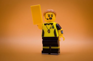 Varşova, Polonya, 14 Eylül 2023 Hakem sarı kart veriyor. Lego minimali ve diğer tüm tuğlalar LEGO GROUP tarafından yapıldı..