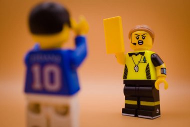 Varşova, Polonya, 14 Eylül 2023. Futbolcu kötü bir faul için sarı kart alıyor. Lego minimalatı ve diğer tüm tuğlalar LEGO Grubu tarafından yapılıyor..