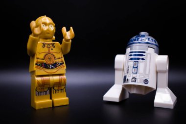 Varşova, Polonya, 19 Eylül 2023.C3PO ve R2D2 etrafta dolanıyor. Lego Star Wars minyatür figürleri ve diğer tüm tuğlalar LEGO GROUP tarafından yapıldı..