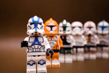 Varşova, Polonya, 19 Eylül 2023 farklı renkte klon askerleri. Lego Star Wars minyatür figürleri ve diğer tüm tuğlalar LEGO GROUP tarafından yapıldı..