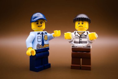 Varşova, Polonya, 24 Eylül 2023. İtfaiyeci harekete geçmek için bekliyor. Lego minyatürleri ve diğer tuğlalar LEGO GROUP tarafından yapıldı..