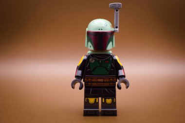 Varşova, Polonya, 25 Eylül 2023.Boba Fett Mandalorian, ünlü bir Star Wars karakteri. Lego Star Wars minifigürleri ve diğer tüm tuğlalar LEGO GROUP tarafından yapılmıştır..