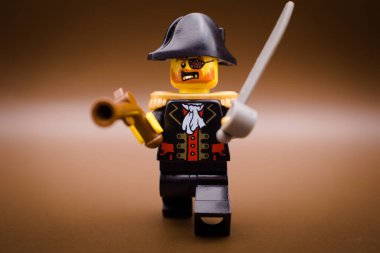 Varşova, Polonya, 29 Eylül 2023 Kaptan Hook bir sonraki macerasına hazır. Lego minyatür figürleri ve diğer tüm tuğlalar LEGO GROUP tarafından yapıldı..