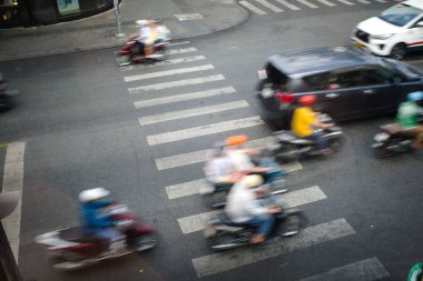 Vietnam, Ho Chi Minh şehrindeki yoğun trafiğin bulanık bir görüntüsü.
