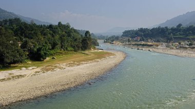 Katmandu 'dan Langtang Vallety, Nepal, Asya' ya giden yolda bir nehir.