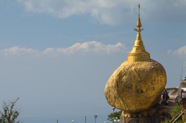 Myanmar 'daki Kyaiktiyo kayası.