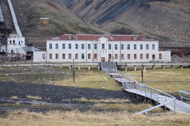 Piramiden şehrinde terk edilmiş kömür madeni